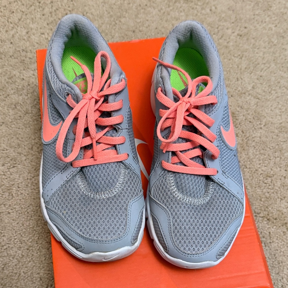 Nike Women's Gray and coral Pink Sneakers